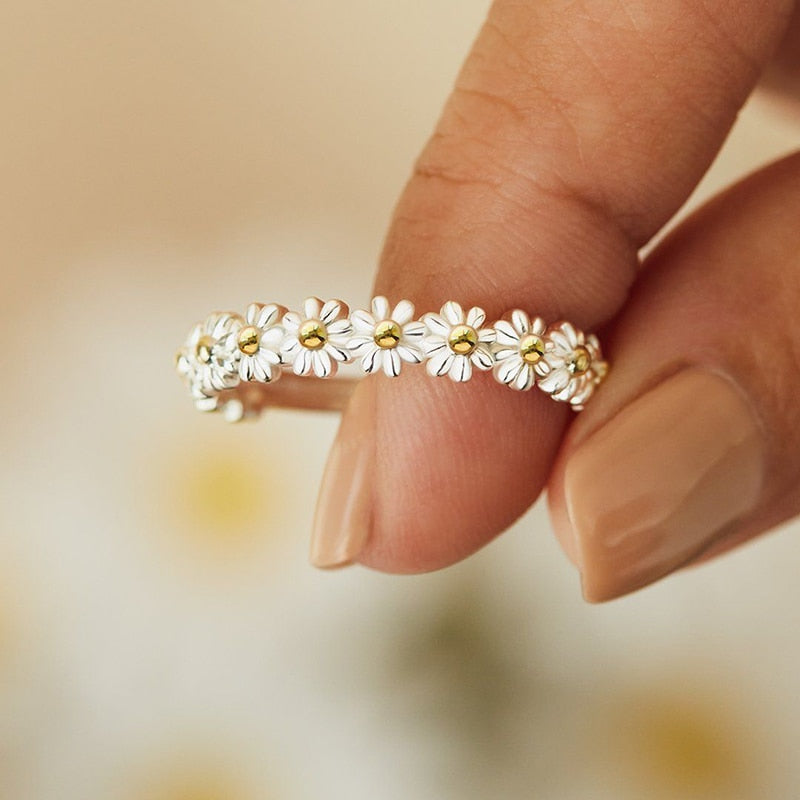 Anillo con flor de margarita