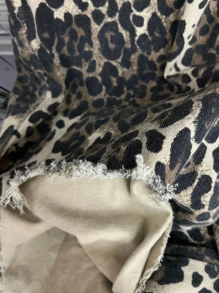 Vaqueros anchos con rotos y estampado de leopardo