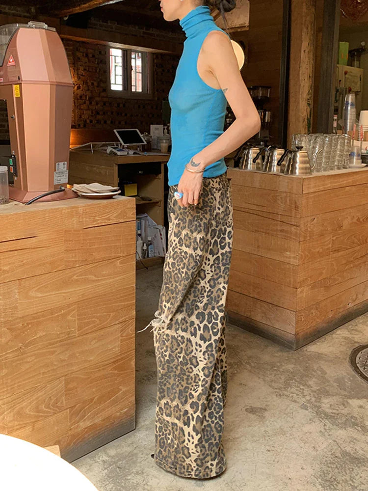 Vaqueros anchos con rotos y estampado de leopardo